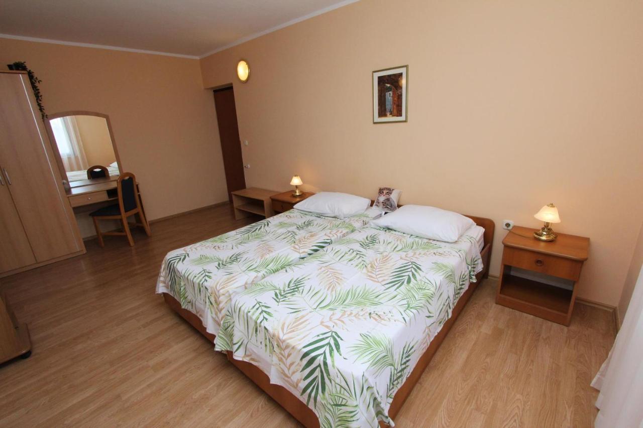 Rooms And Apartments Dino Rovinj Exterior photo