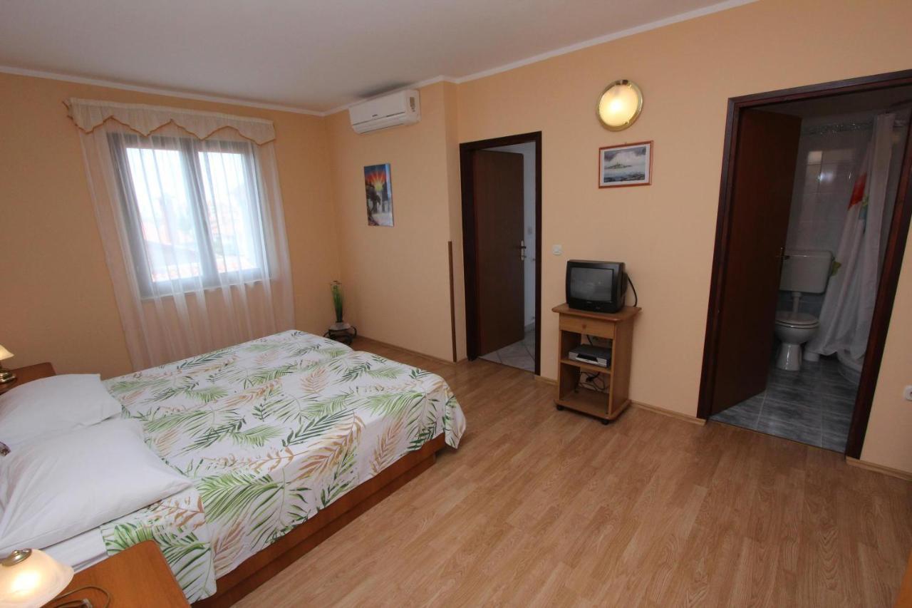 Rooms And Apartments Dino Rovinj Exterior photo